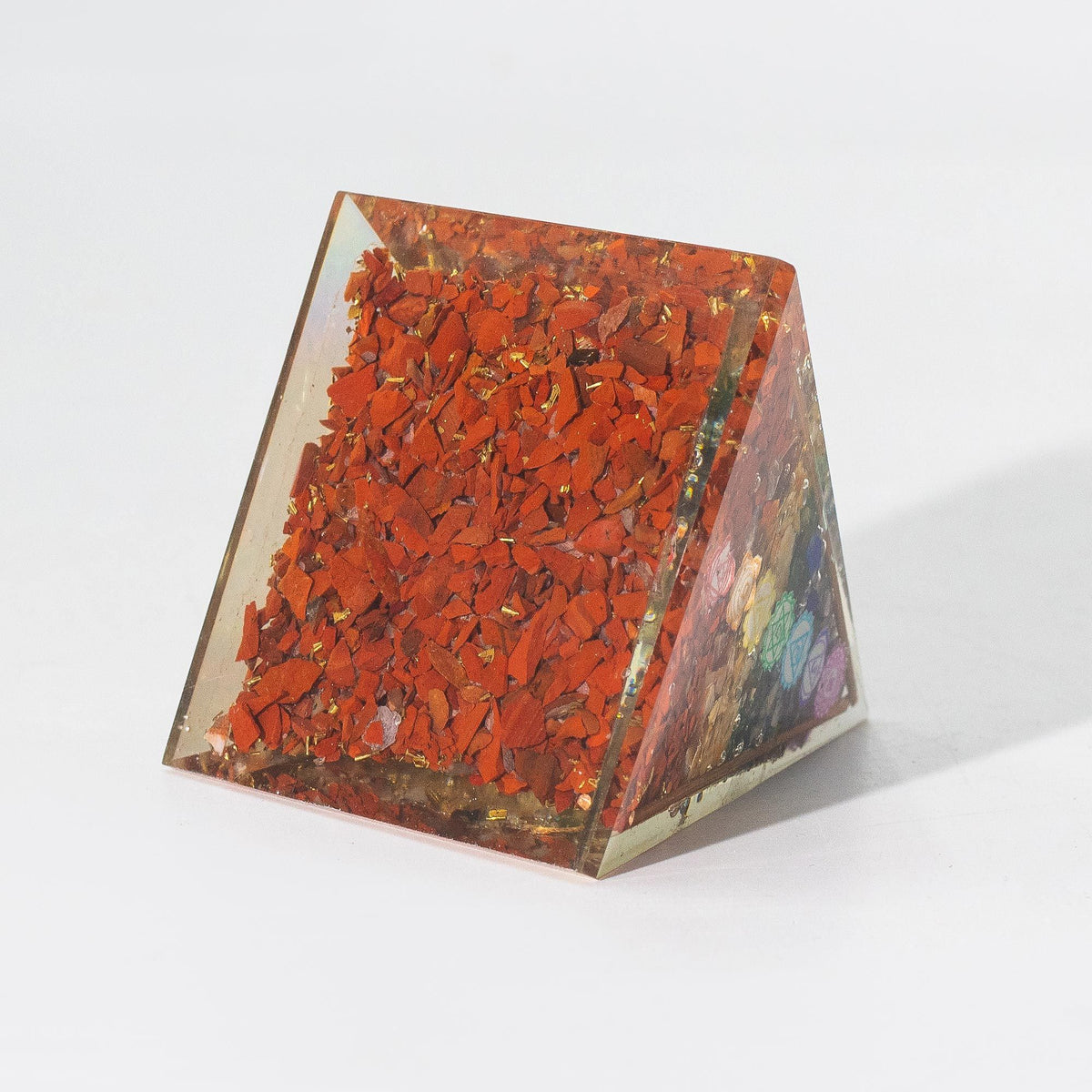 Średnia piramida z orgonitu 7 × 6 cm, miedziane pręty, okruchy siedmiu czakr, ręcznie robiona – zdjęcie 4
