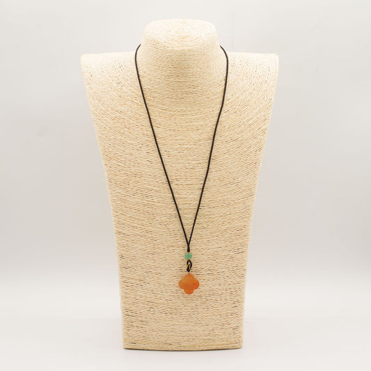 Wisiorek na sznurku, koniczynka z czerwonego jadeitu – zdjęcie 2