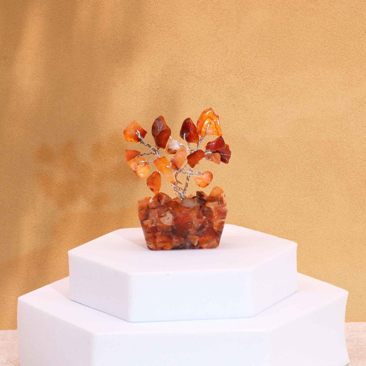Mini drzewko z karneolem na podstawie z orgonitu
