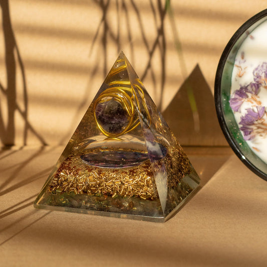 Średnia piramida z orgonitu 7 × 6 cm, owinięty ametyst, miedziane okruchy, ręcznie robiona – zdjęcie 2