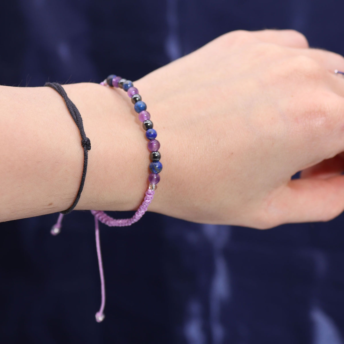 Świeca sojowa z kamieniami i bransoletką z ametystu, lapis lazuli i hematytu, Wodnik – zdjęcie 4