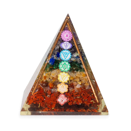Średnia piramida z orgonitu 7 × 6 cm, miedziane pręty, okruchy siedmiu czakr, ręcznie robiona