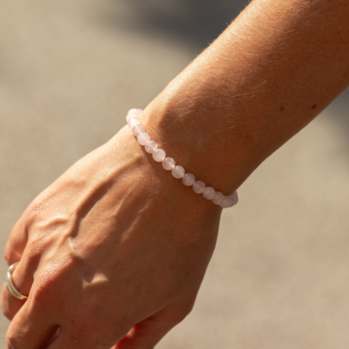 Delikatna bransoletka z różowego kwarcu, koraliki 6 mm – zdjęcie 3