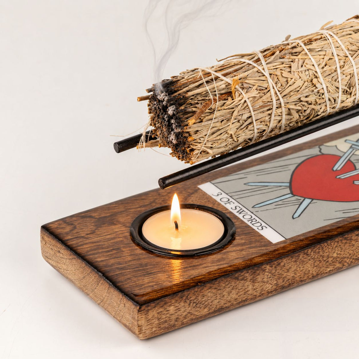 Duży podgrzewacz szałwii na tealight, karta tarota Trójka Mieczy – zdjęcie 3