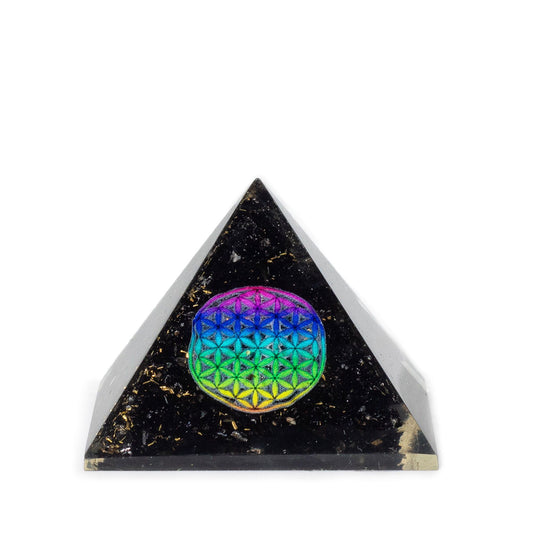 Mała piramida z orgonitu 5,5 × 4,5 cm, kwiat życia, okruchy czarnego turmalinu, ręcznie robiona