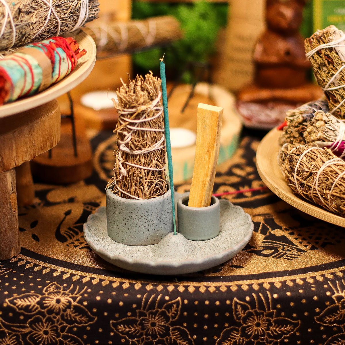 Ceramiczna podstawka na palo santo i szałwię, kwiat lotosu, niebieska – zdjęcie 8