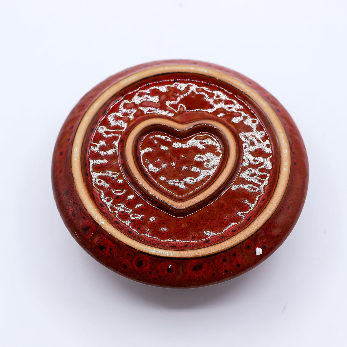 Ceramiczna podstawka na palo santo i szałwię, mandala, czerwona z sercem – zdjęcie 5