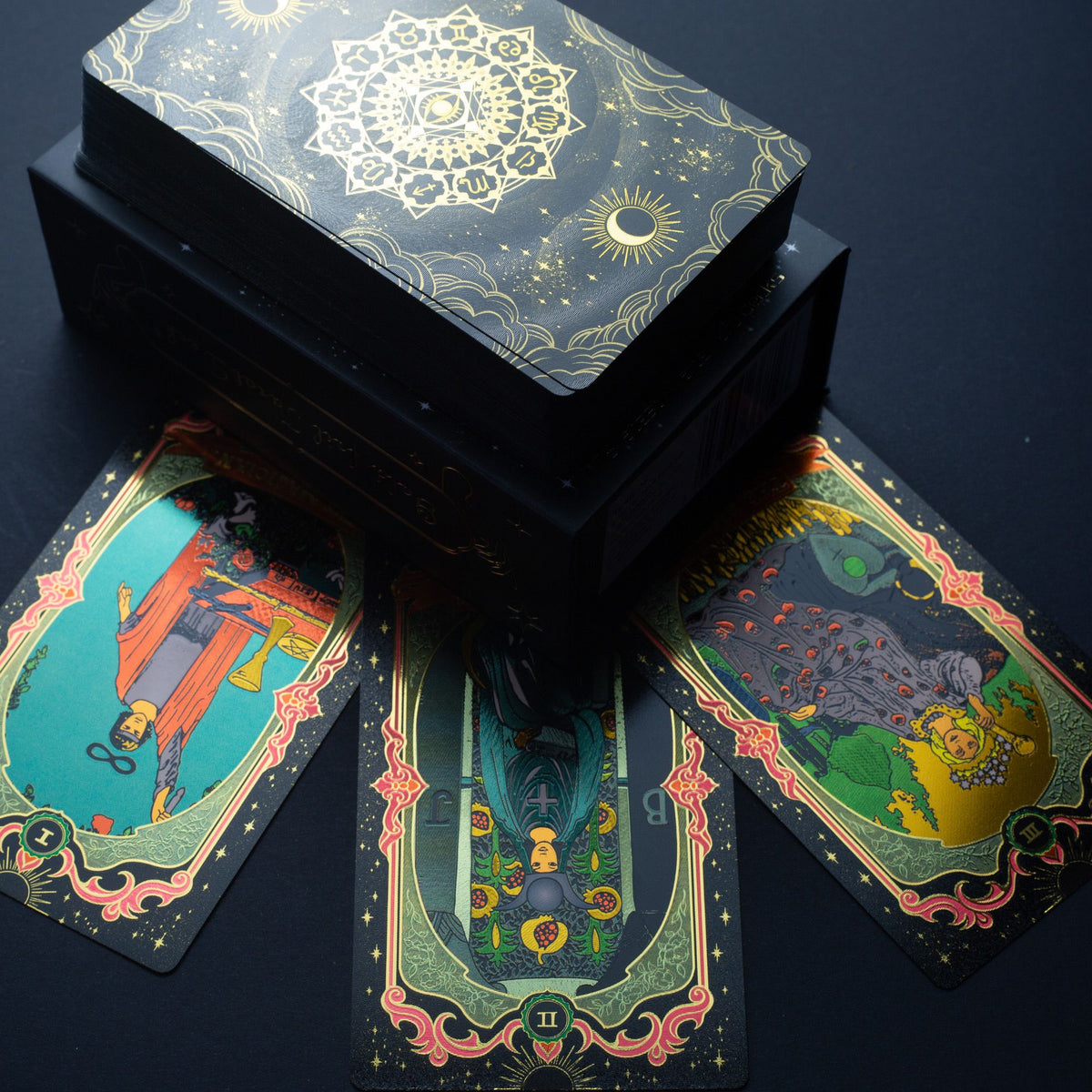 Złoty tarot: talia kart tarota ze złotą folią na czarnym tle, z książeczką – zdjęcie 6