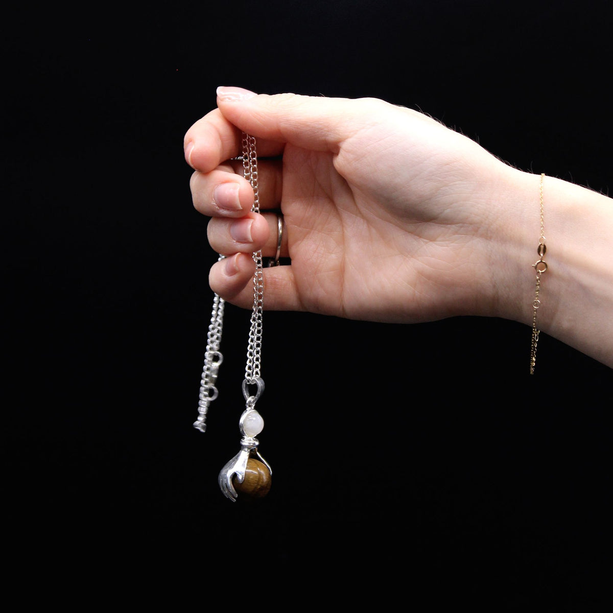 Wisiorek w kształcie dłoni (Healing Hands) z tygrysiego oka, ręcznie robiony – zdjęcie 3
