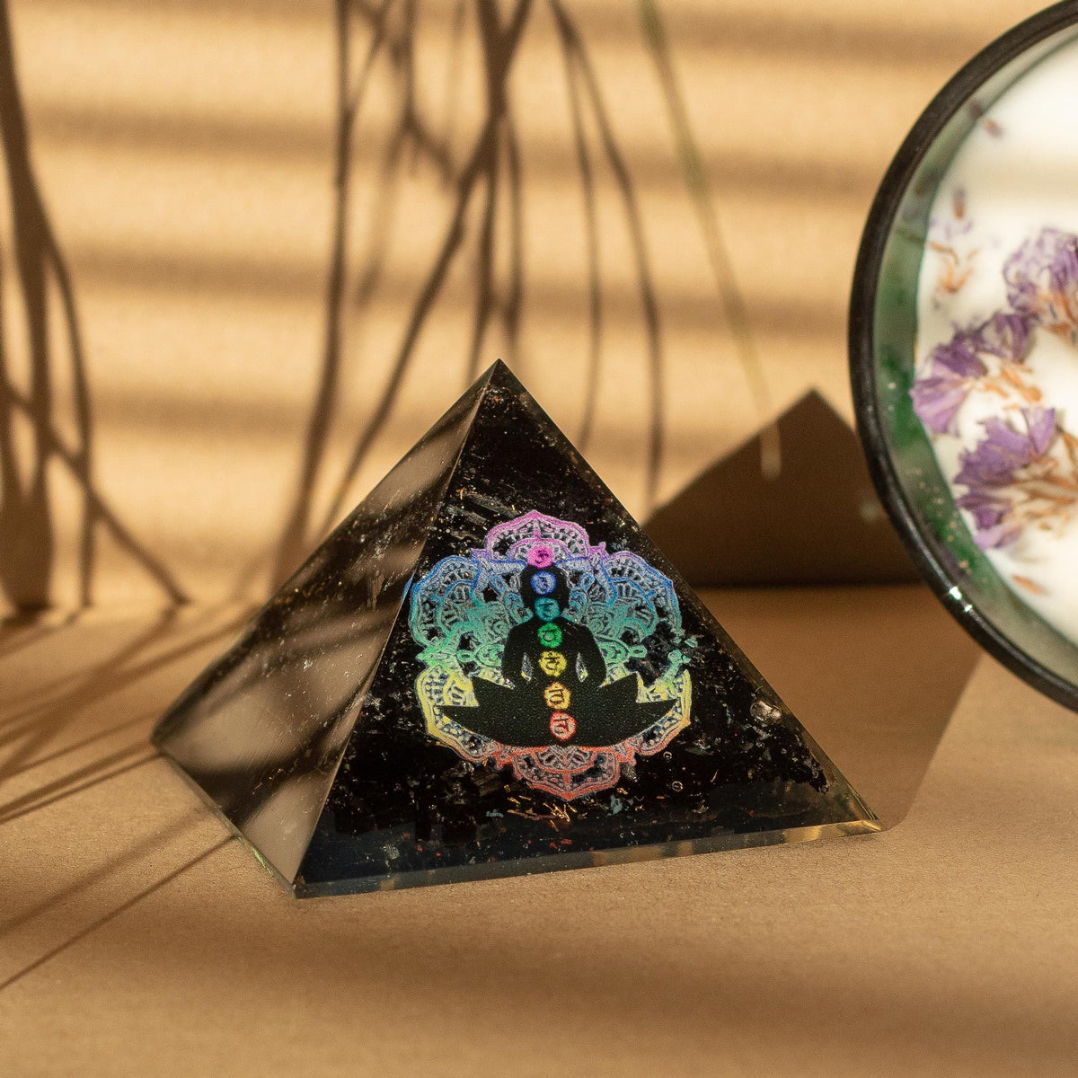 Mała piramida z orgonitu 5,5 × 4,5 cm, Budda czakr, okruchy czarnego turmalinu, ręcznie robiona – zdjęcie 3