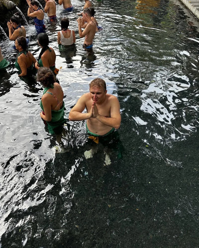 Jeden z nas w świątyni wody na Bali